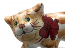 Кот средний смотрит в сторону *